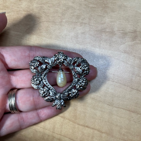 Vintage Avon romantic brooch pin silver tone floral frame with pearl dangle - Picture 4 of 6